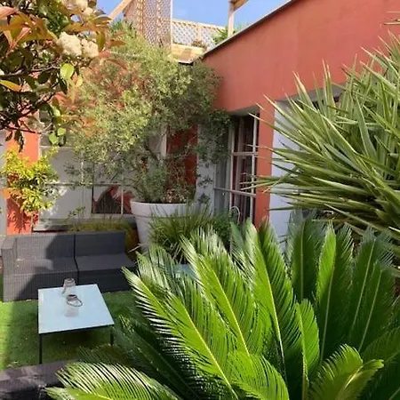 Le Patio Pere Pigne Guestroom Bed & Breakfast